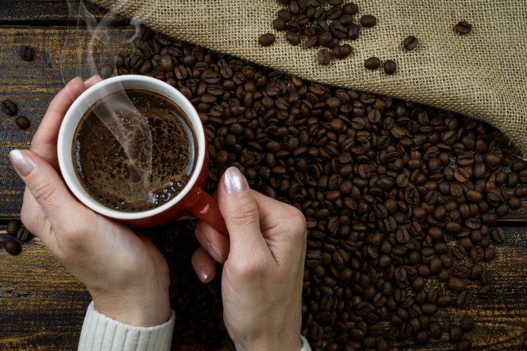 Alimentos com cafeína prejudicam o sono.