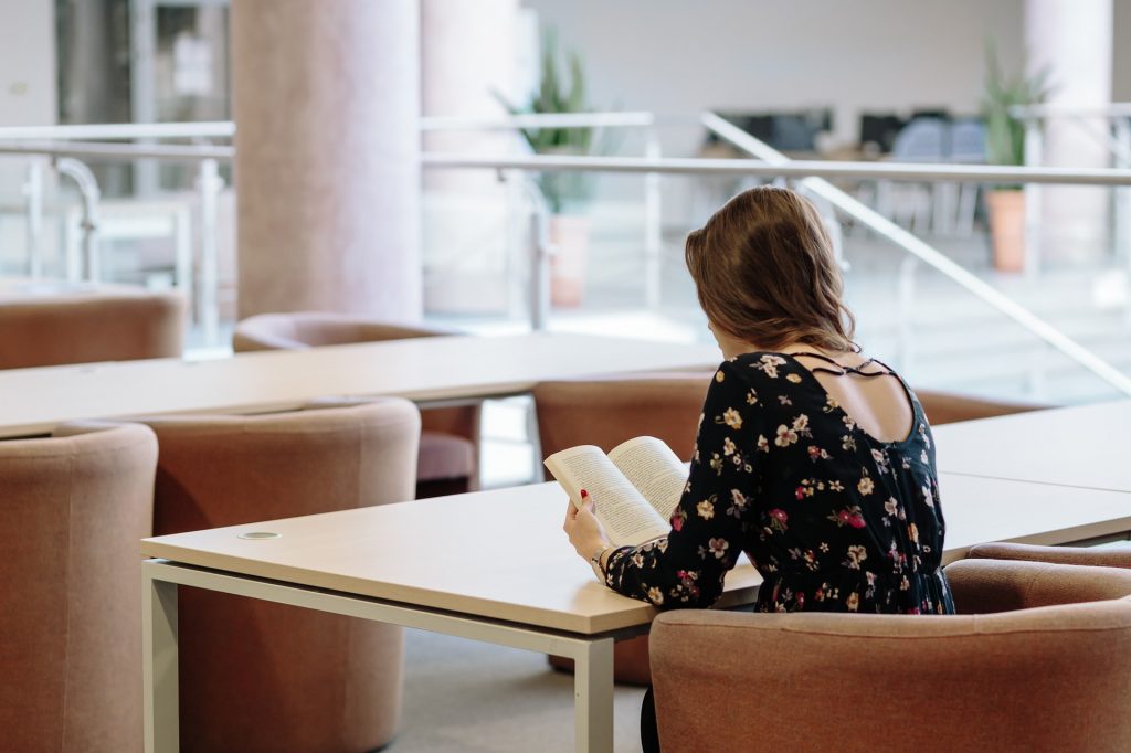 Se for possível, considere estudar na biblioteca.