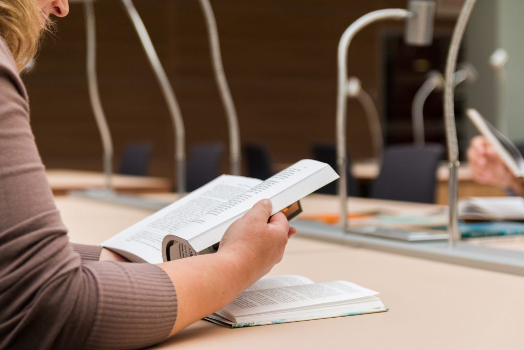 Limpe sua mesa de estudo. Remova da sua mesa as coisas que você não precisa ao estudar